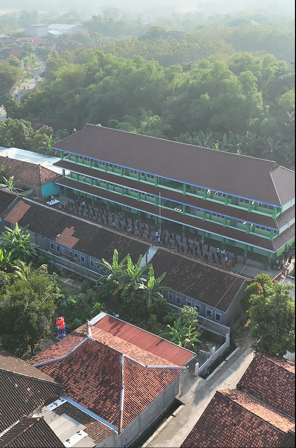Drone View Gedung 3 Lantai SMK Alhikmah Tanon 